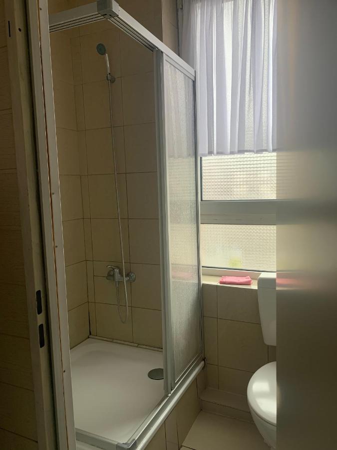 Dachgeschoss Hof Apartment เครเฟลด์ ภายนอก รูปภาพ