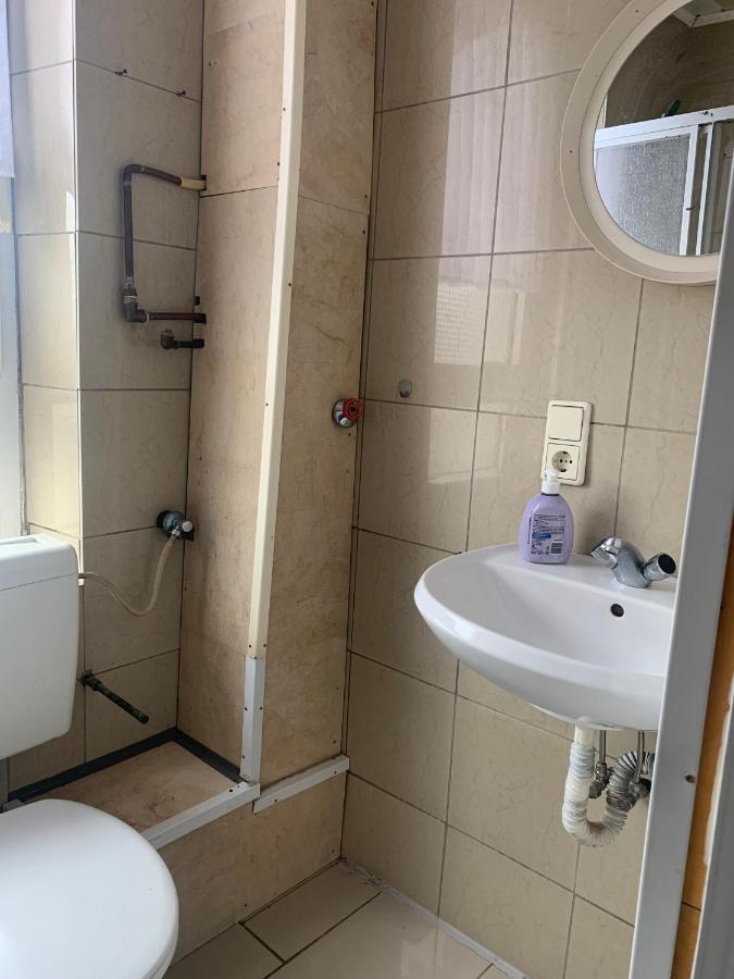 Dachgeschoss Hof Apartment เครเฟลด์ ภายนอก รูปภาพ